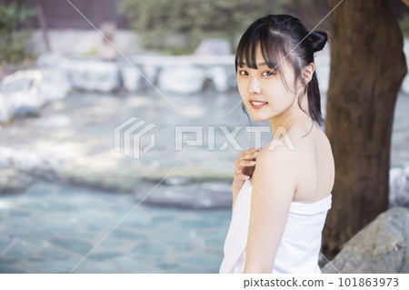一個年輕的女人,悠閒地露天浴 一個年輕的女人,悠閒地露天浴 101863973