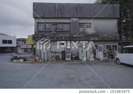 廢棄房屋、廢棄商店、企業倒閉、空置房屋、破產、建築、經濟衰退、電暈危機、電暈破產、經濟、失業 廢棄房屋、廢棄商店、企業倒閉、空置房屋、破產、建築、經濟衰退、電暈危機、電暈破產、經濟、失業 101863975