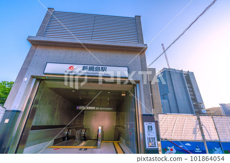 View of the cityscape of Yokohama in Japan, including the north exit of Shin-Tsunashima Station on the Tokyu Shin-Yokohama Line 101864054