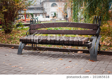 Wooden bench with a metal railing in the park Wooden bench with a metal railing in the park 101865618
