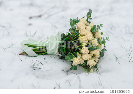 Bouquet of white roses in the snow 101865665