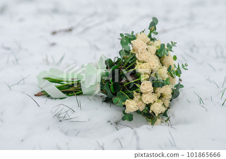 Bouquet of white roses in the snow 101865666