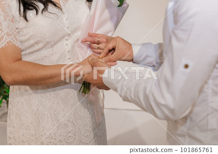 Wedding gold rings on the hands of the newlyweds. Gold rings on the hand of a man and a woman 101865761