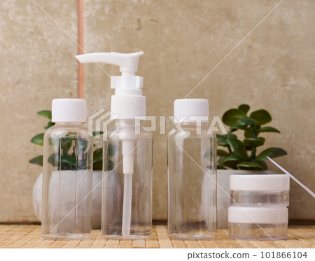 Transparent plastic container for cosmetics on the table, bottles for liquid cosmetics 101866104
