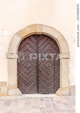 Wood arch doorway Wood arch doorway 101866845