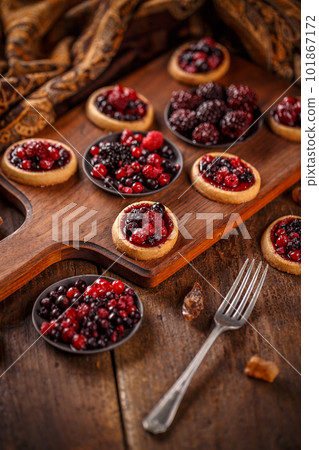 Delicious berry fruits mini tarts Delicious berry fruits mini tarts 101867172