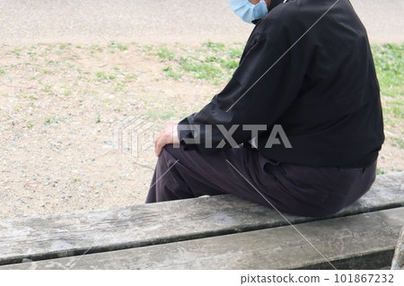 老人 3 在公園休息 101867232