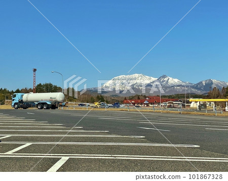 從飛前高原服務區看到的大山 101867328
