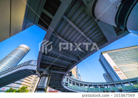 日本橫濱街景 相鐵新橫濱線、東急新橫濱線開通（3月）。從新橫濱站7號出口眺望JR新橫濱站 101867569