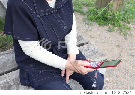 Senior woman 1 operating Garake Senior woman 1 operating Garake 101867584