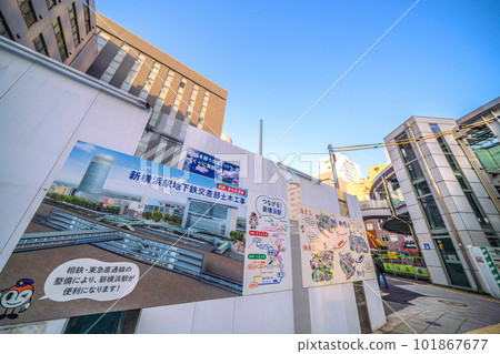 日本四月的橫濱市景。相鐵新橫濱線和東急新橫濱線開通(3月)。新橫濱站7號入口旁邊的招牌 日本四月的橫濱市景。相鐵新橫濱線和東急新橫濱線開通(3月)。新橫濱站7號入口旁邊的招牌 101867677