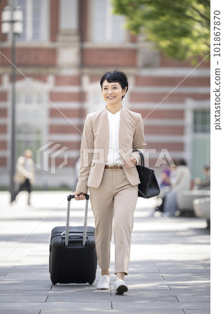 背著手提袋走路的中層女商人 101867870