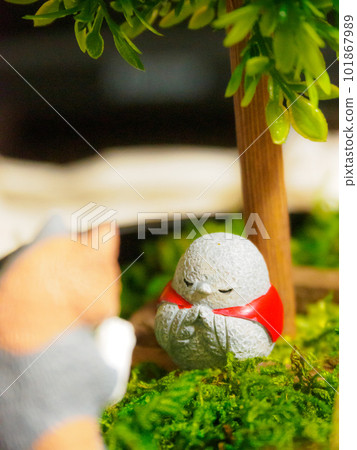 Vertical photo of worshiping Jizo 101867989
