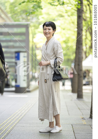 Arafif woman standing on the street corner 101868005