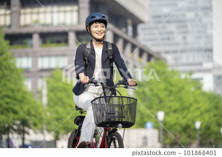 middle-aged business woman who commute by bicycle middle-aged business woman who commute by bicycle 101868401