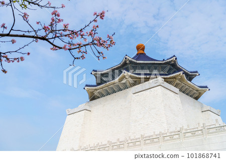 Gate view at the Archway of CKS (Chiang Kai Shek) Memorial Hall, Tapiei, Taiwan. The meaning of the Chinese text on the archway is "Liberty Square". Gate view at the Archway of CKS (Chiang Kai Shek) Memorial Hall, Tapiei, Taiwan. The meaning of the Chinese text on the archway is "Liberty Square". 101868741
