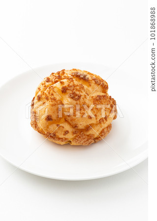 奶油泡芙白色背景 101868988