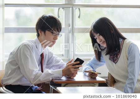 High school couple Smartphone 101869040