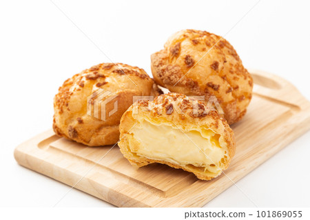 奶油泡芙白色背景 101869055