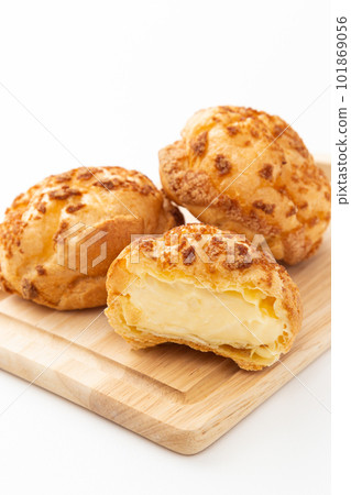 奶油泡芙白色背景 101869056