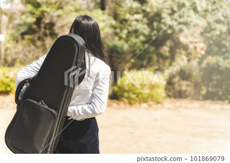 背著吉他盒的少婦 背著吉他盒的少婦 101869079
