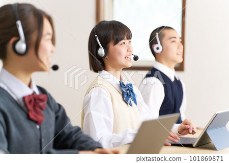 使用電腦學習的初中生 101869871