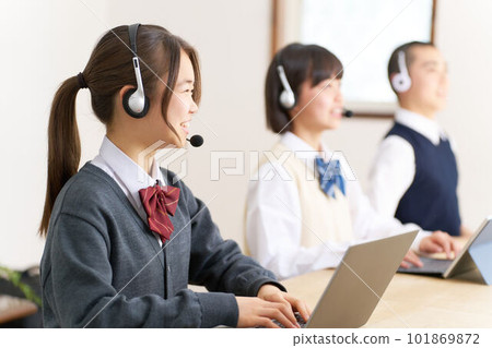 使用電腦學習的初中生 101869872