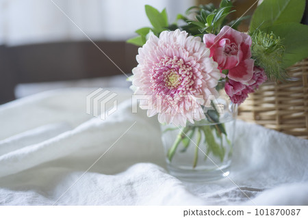 早上桌上的花 101870087