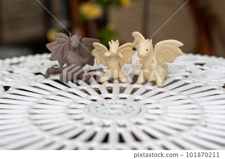花園桌上的三龍瓷俑 花園桌上的三龍瓷俑 101870211