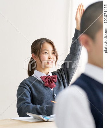 上課的女初中生舉手 101871435