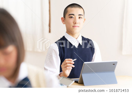 使用平板電腦學習的男初中生 101871453