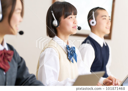 使用電腦學習的初中生 101871468