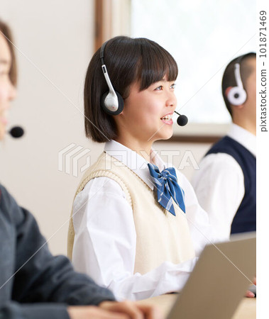 使用電腦學習的初中生 101871469