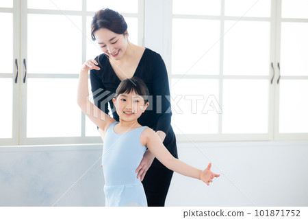 Kids ballet class 101871752