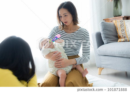 客廳嬰兒父母和孩子 101871888