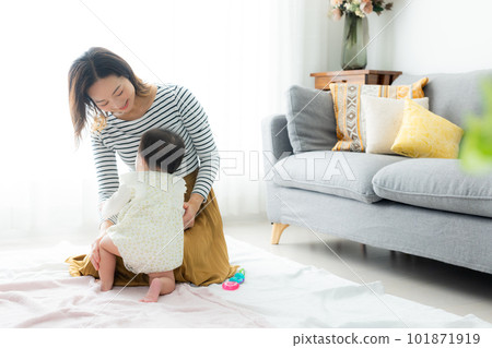 Living room baby parent and child 101871919