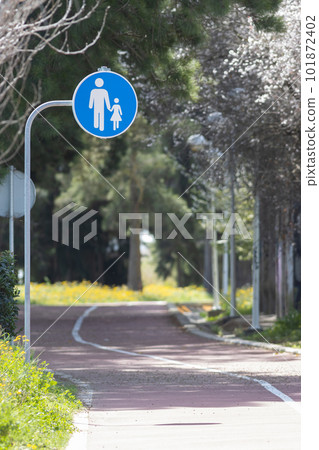 A path in the park - signs indicating the path for a parent with a child 101872402