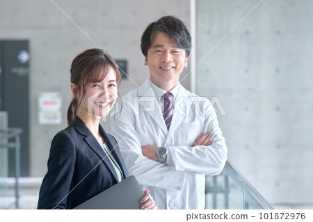 A doctor in a white coat and an MR woman in a suit meeting at a hospital 101872976