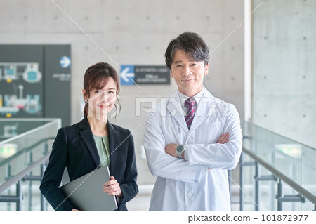 A doctor in a white coat and an MR woman in a suit meeting at a hospital 101872977