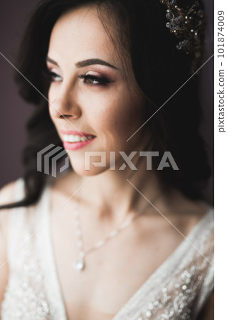 Beautiful fashion bride in wedding dress posing 101874009
