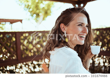 smiling housewife in white shirt drinking coffee 101874466