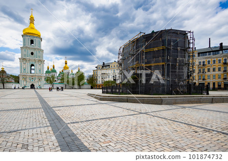 Kyiv, Ukraine - April 24, 2023: Monument of Hetman Bohdan Khmelnytsky covered with protective shield to protect it in fear of a possible bombardment during Russian invasion of Ukraine in 2022 101874732