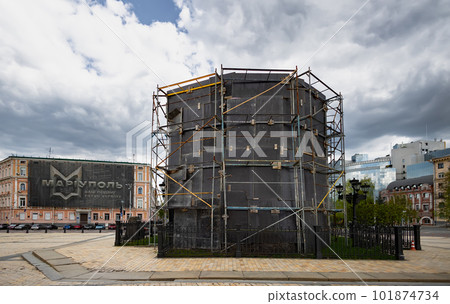 Kyiv, Ukraine - April 24, 2023: Monument of Hetman Bohdan Khmelnytsky covered with protective shield to protect it in fear of a possible bombardment during Russian invasion of Ukraine in 2022 Kyiv, Ukraine - April 24, 2023: Monument of Hetman Bohdan Khmelnytsky covered with protective shield to protect it in fear of a possible bombardment during Russian invasion of Ukraine in 2022 101874734