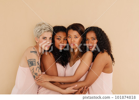 females, group, standing 101874818