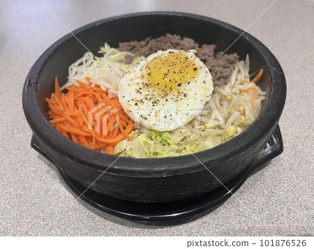 石鍋拌飯(米飯與 namul、肉、雞蛋、辣椒醬等混合的韓國菜) 石鍋拌飯(米飯與 namul、肉、雞蛋、辣椒醬等混合的韓國菜) 101876526