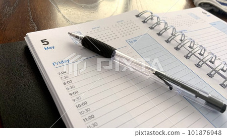 書桌上的書寫用具和五月的日程表 書桌上的書寫用具和五月的日程表 101876948