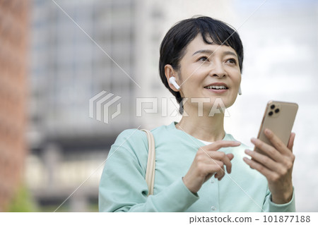 有智能手機的中層女商人 101877188