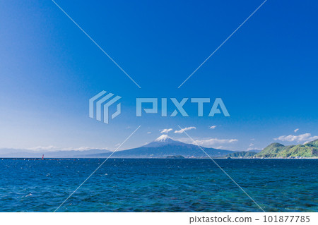 (Shizuoka Prefecture) Mt.Fuji over the sea from the Nishiizu coast 101877785
