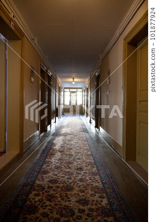 Long corridors of historic old hotels, Western-style corridors with carpets, Dark and eerie corridors of European hotels Long corridors of historic old hotels, Western-style corridors with carpets, Dark and eerie corridors of European hotels 101877924