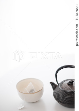 早上窗邊的鐵水壺和茶杯 早上窗邊的鐵水壺和茶杯 101878882
